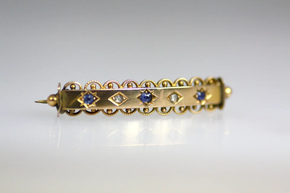 Fine details of a gold bangle from Nash & Co’s photographic archive