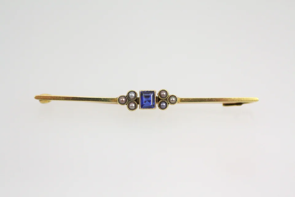 Detail of a gold bar brooch from the Nash & Co archive